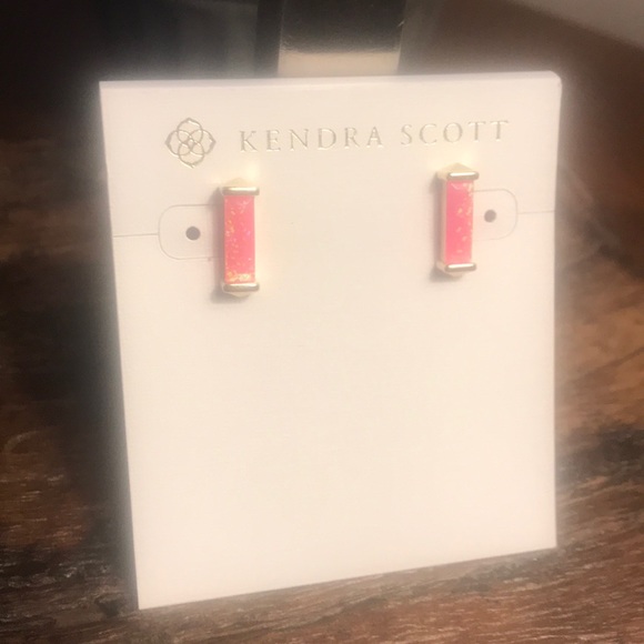 NWT Kendra Scott Fletcher’s Hot Pink Kyocera Opal - Picture 2 of 6